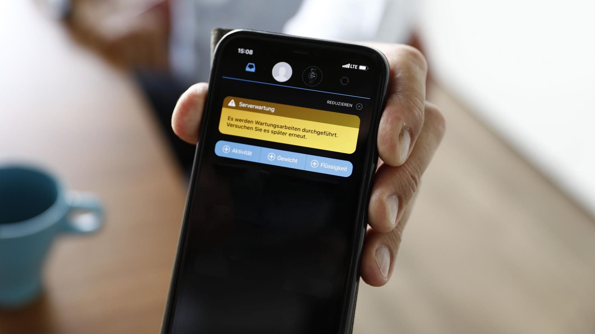 Handy von Friedrich Merz mit geöffneter Fitness-App: "Es werden Wartungsarbeiten durchgeführt."