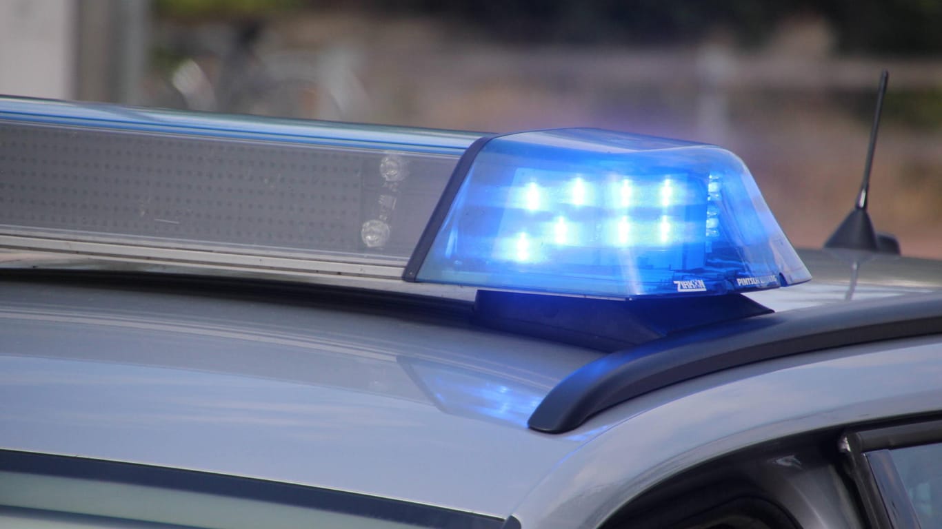 Blaulicht leuchtet auf einem Polizeiwagen (Symbolbild): Ein Ladendieb wurde dabei erwischt, wie er zwei Zahnbürsten klaute – dann rastete er aus.