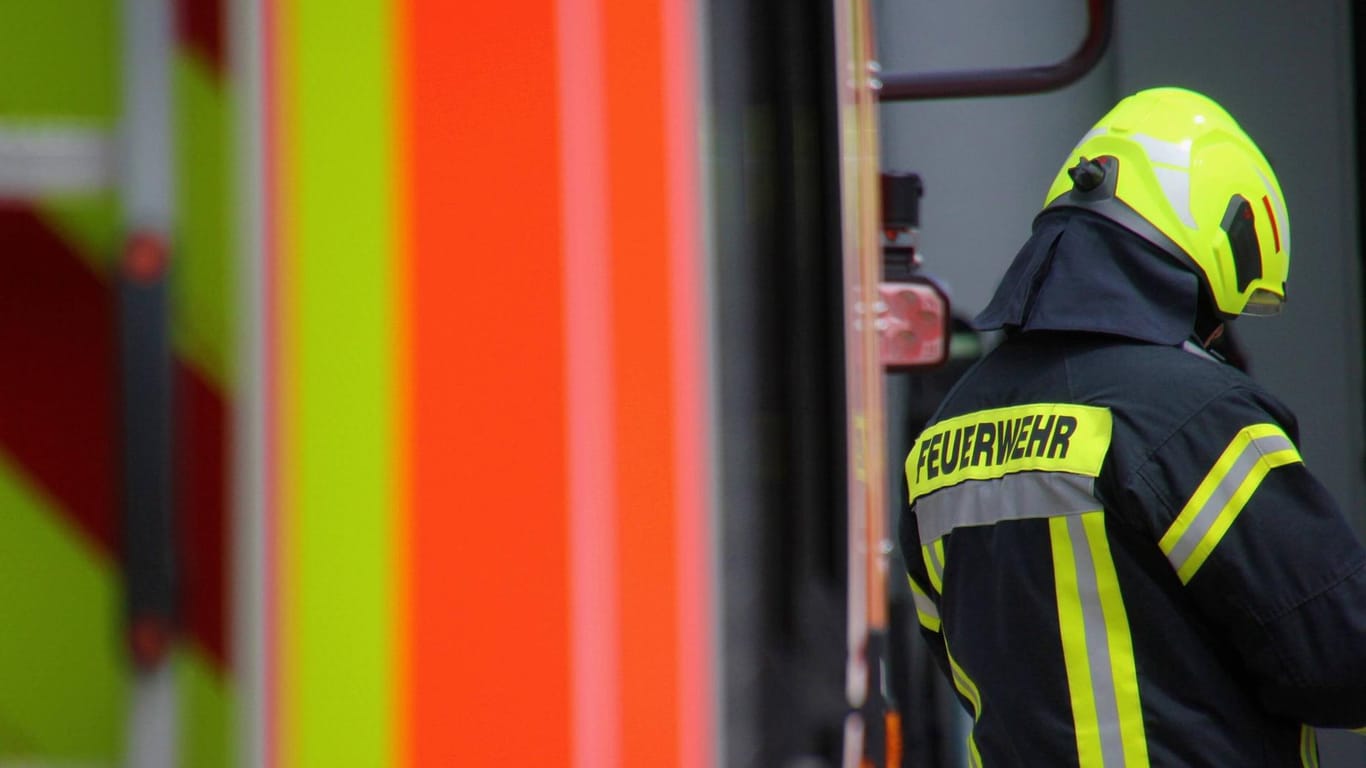 Ein Feuerwehrmann an einem Einsatzwagen: In Nürnberg sind Rettungskräfte nach mehreren Notrufen wegen Gasgeruchs ausgerückt.