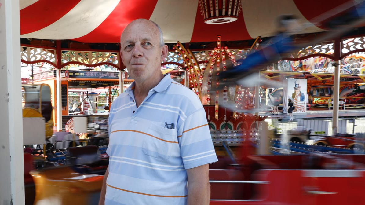 Festplatz in Brandenburg: Peter Müller vor seinem Kinderkarussell.