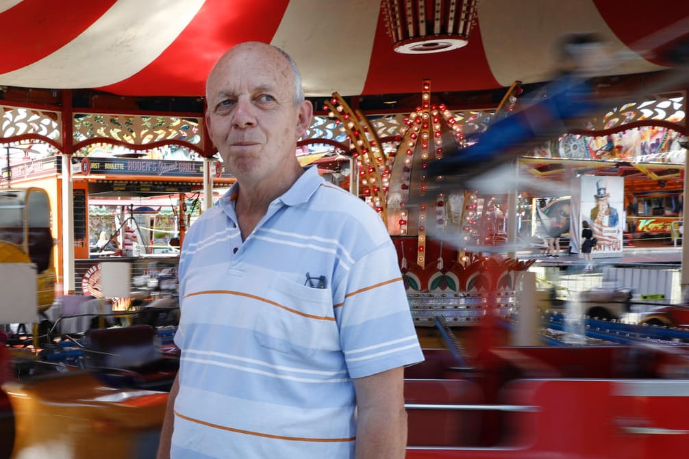 Festplatz in Brandenburg: Peter Müller vor seinem Kinderkarussell.