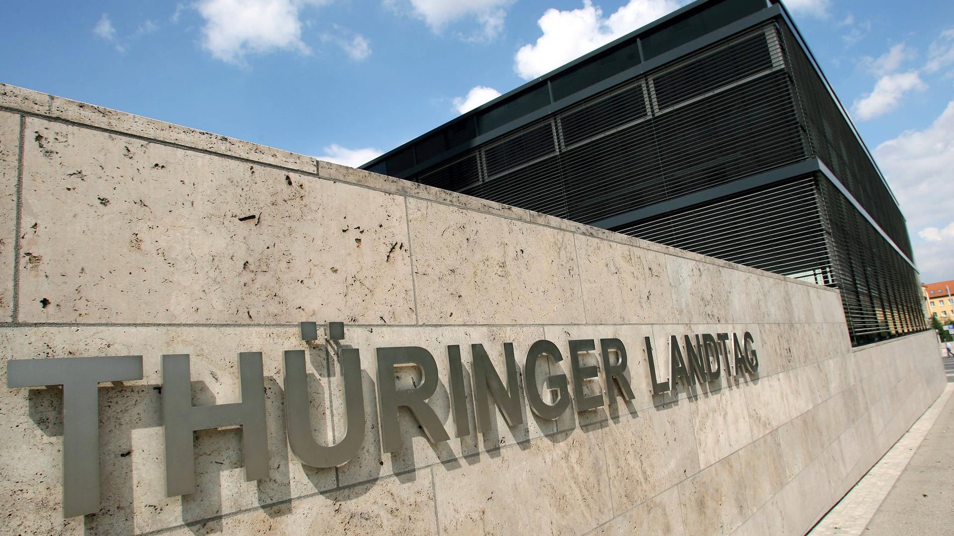 Eingang zum Thüringen Landtag in Erfurt (Symbolbild): Ein Abgeordneter der Grünen hat einen verdächtigen Brief erhalten.