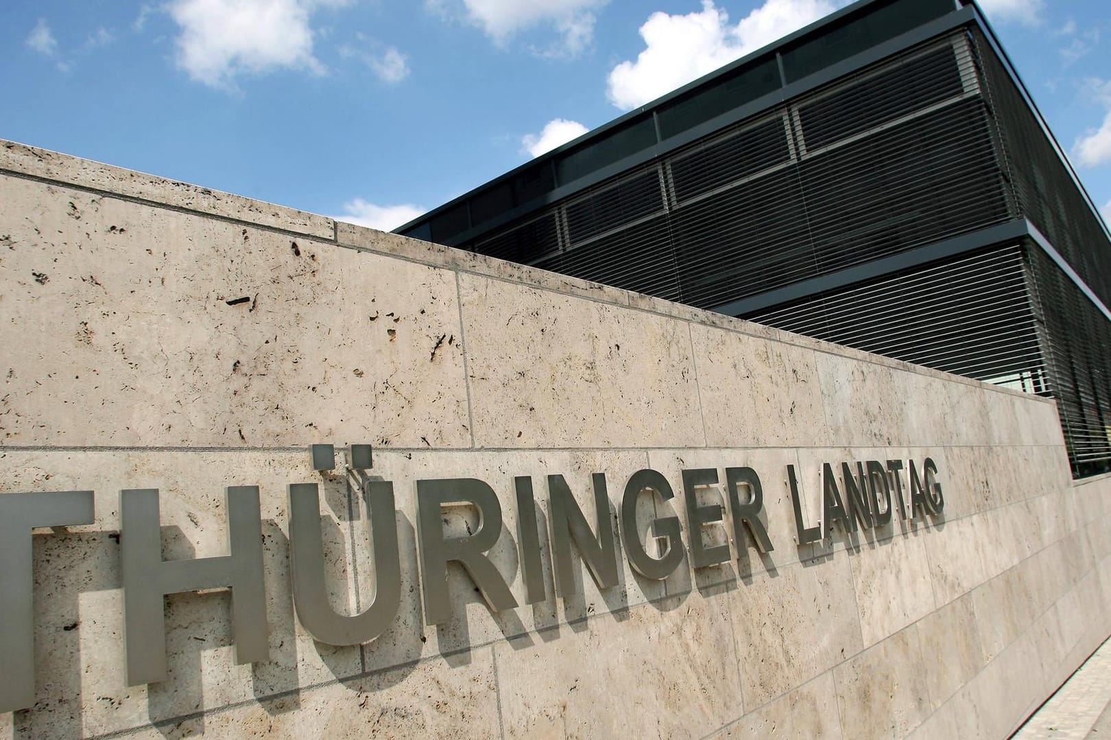 Eingang zum Thüringen Landtag in Erfurt (Symbolbild): Ein Abgeordneter der Grünen hat einen verdächtigen Brief erhalten.