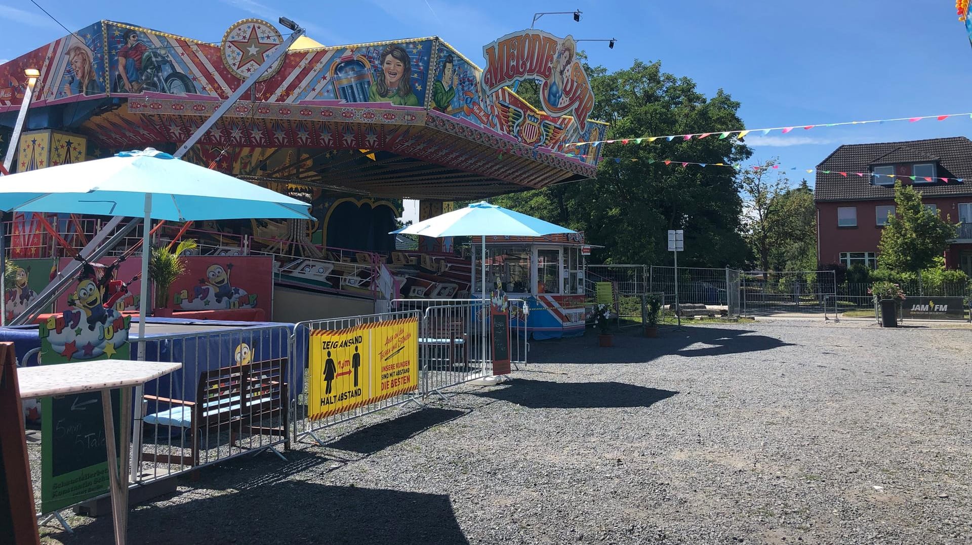 Festplatz Ludwigsfelde: Überall auf dem kleinen Rummel sind Corona-Hinweisschilder, um auf die geltenden Hygiene-Regeln hinzuweisen.