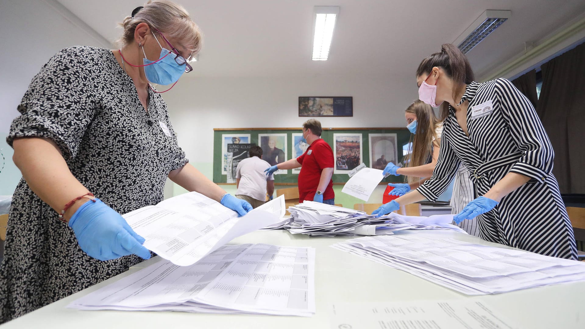 Wahlhelfer mit Masken und Gummihandschuhen zählen Stimmen aus (Symbolbild): Bei den Kommunalwahlen in Bielefeld treten dieses Jahr besonders viele Kandidaten an. Wahlhelfer mit Masken und Gummihandschuhen zählen Stimmen aus (Symbolbild): Bei den Kommunalwahlen in Bielefeld treten dieses Jahr besonders viele Kandidaten an.