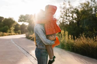 Mutter und Kind: In dem Berliner Kinderhospiz Sonnenhof können pflegende Eltern auch eine kurzzeitige Versorgung ihrer Kinder in Anspruch nehmen.