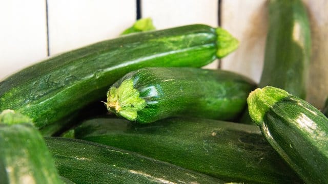 Zucchini sind vielseitig - und lassen sich durchaus auch für süße Speisen nutzen.