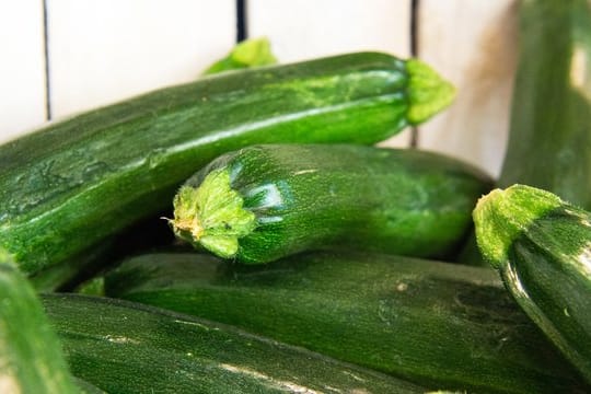 Zucchini sind vielseitig - und lassen sich durchaus auch für süße Speisen nutzen.