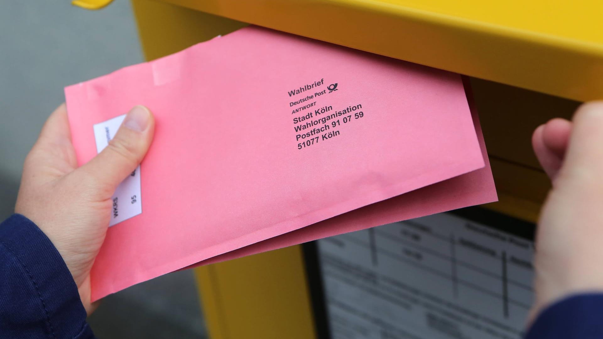 Wahlunterlagen werden in einen Briefkasten geworfen (Symbolbild): In Köln stehen die Kommunalwahlen bevor. Wahlunterlagen werden in einen Briefkasten geworfen (Symbolbild): In Köln stehen die Kommunalwahlen bevor.