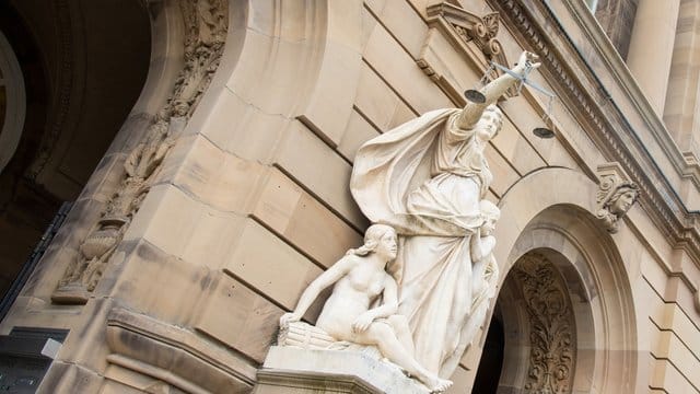 Justitia vor Gerichtsgebäude Justitia vor Gerichtsgebäude