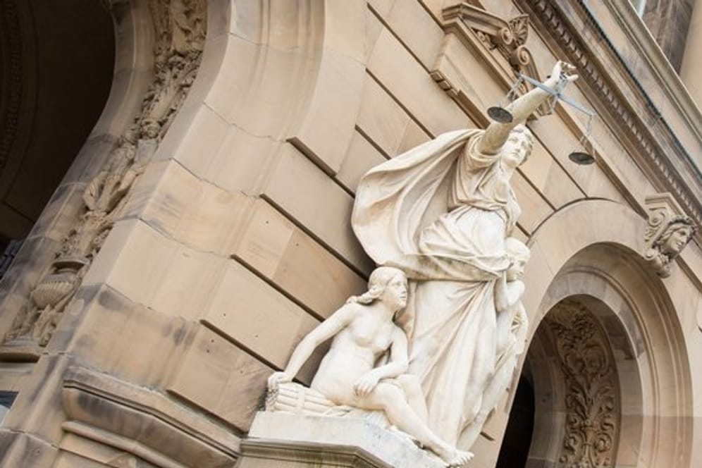 Justitia vor Gerichtsgebäude
