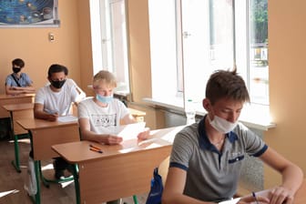 Schüler in der Ukraine: Die Leopoldina empfehlen auch in Deutschland eine Maskenpflicht im Unterricht.
