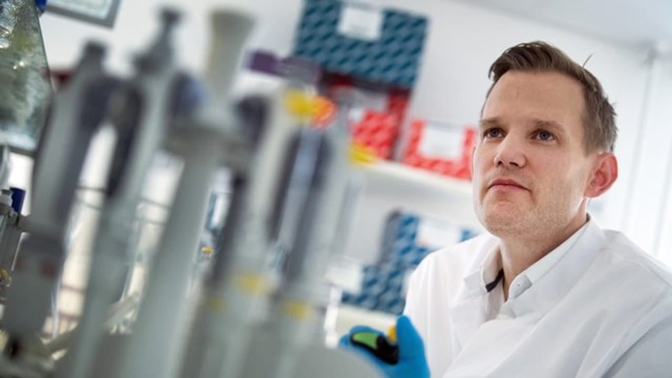 Hendrik Streeck, Direktor des Institut für Virologie an der Uniklinik in Bonn, kann im Verlauf der Corona-Pandemie in Deutschland derzeit noch keine zweite Welle erkennen.