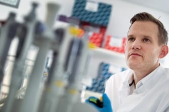 Hendrik Streeck, Direktor des Institut für Virologie an der Uniklinik in Bonn, kann im Verlauf der Corona-Pandemie in Deutschland derzeit noch keine zweite Welle erkennen.