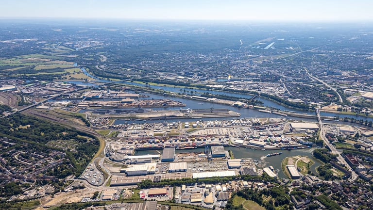 Blick über einen Teil des Hafens in Duisburg: Alle Anlagen an Rhein und Ruhr um die Stadt zusammengenommen, gilt Duisburg als größter Binnenhafen der Welt.