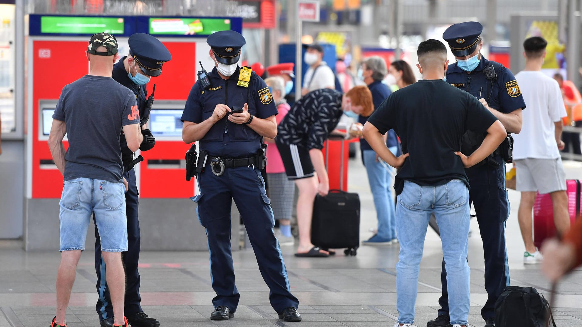 Masken-Kontrolle: Nach den Corona-Demos in Berlin musste die Bundespolizei Reisende aus mehreren ICE verweisen, die sich dort hartnäckig Aufforderungen widersetzt hatten, Mund-Nasen-Bedeckungen zu tragen (Symbolfoto). Masken-Kontrolle: Nach den Corona-Demos in Berlin musste die Bundespolizei Reisende aus mehreren ICE verweisen, die sich dort hartnäckig Aufforderungen widersetzt hatten, Mund-Nasen-Bedeckungen zu tragen (Symbolfoto).