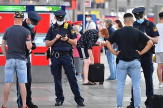 Masken-Kontrolle: Nach den Corona-Demos in Berlin musste die Bundespolizei Reisende aus mehreren ICE verweisen, die sich dort hartnäckig Aufforderungen widersetzt hatten, Mund-Nasen-Bedeckungen zu tragen (Symbolfoto).