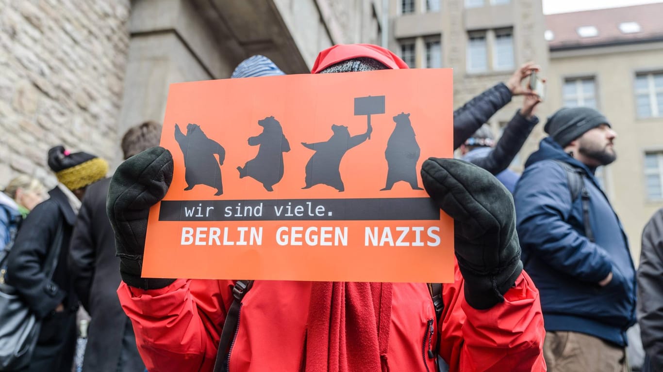 "Wir sind viele. Berlin gegen Nazis" auf einem Plakat: Parteien, Bündnisse und Einzelne riefen zu der Kundgebung gegen Rechts im Februar 2018 auf.