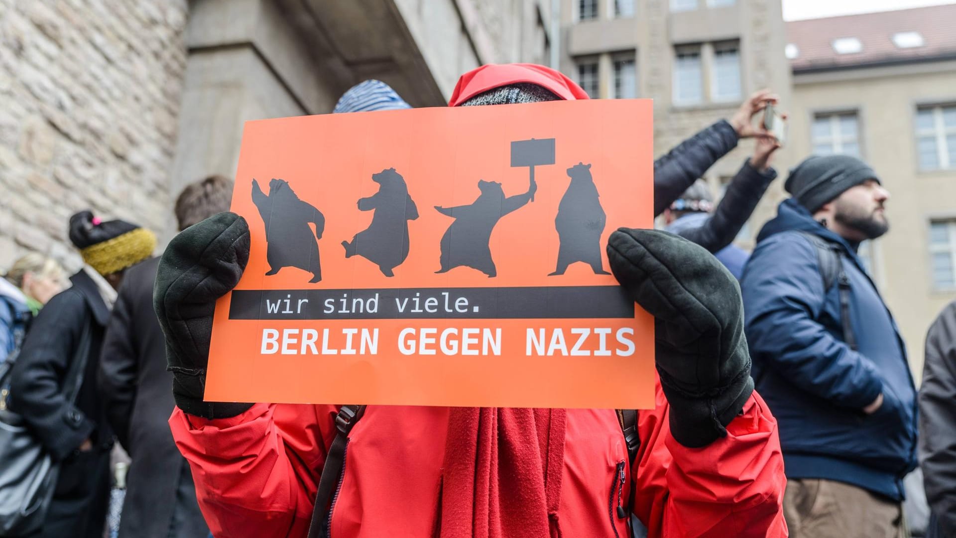 "Wir sind viele. Berlin gegen Nazis" auf einem Plakat: Parteien, Bündnisse und Einzelne riefen zu der Kundgebung gegen Rechts im Februar 2018 auf. "Wir sind viele. Berlin gegen Nazis" auf einem Plakat: Parteien, Bündnisse und Einzelne riefen zu der Kundgebung gegen Rechts im Februar 2018 auf.