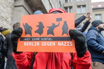 "Wir sind viele. Berlin gegen Nazis" auf einem Plakat: Parteien, Bündnisse und Einzelne riefen zu der Kundgebung gegen Rechts im Februar 2018 auf.