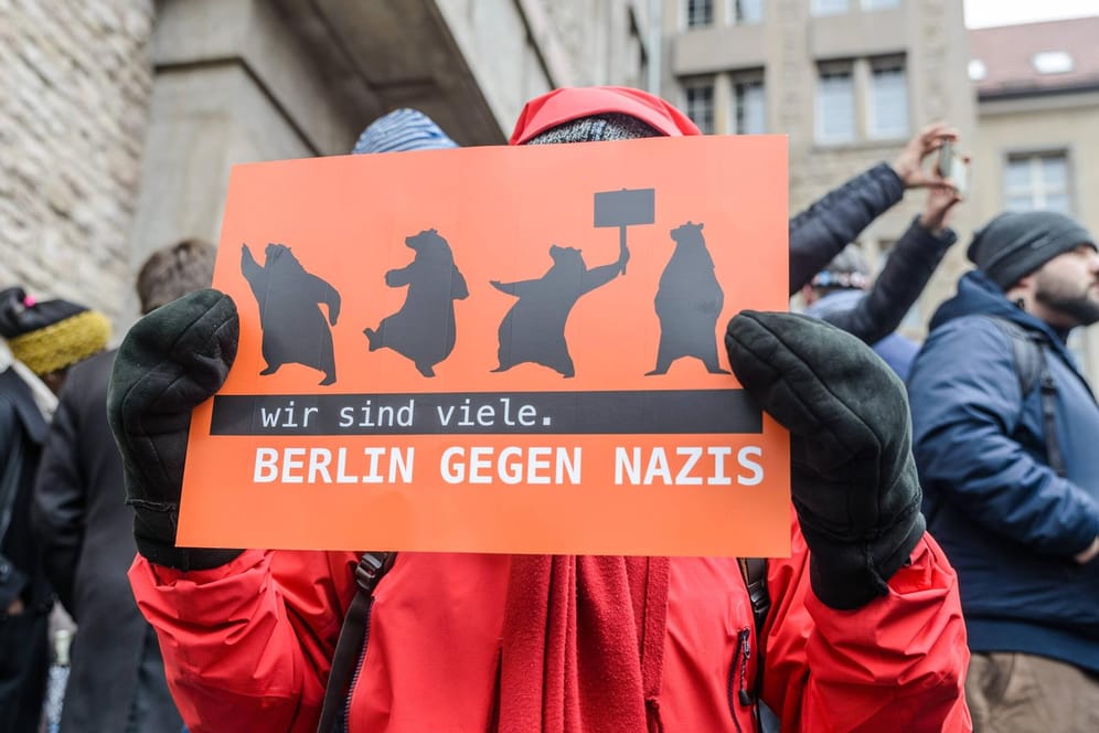 "Wir sind viele. Berlin gegen Nazis" auf einem Plakat: Parteien, Bündnisse und Einzelne riefen zu der Kundgebung gegen Rechts im Februar 2018 auf.