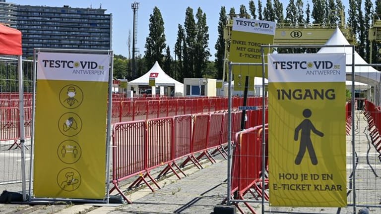 Schilder weisen auf eine Corona-Testanlage an der Veranstaltungsstätte "Spoor Oost" in Antwerpen hin.