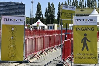 Schilder weisen auf eine Corona-Testanlage an der Veranstaltungsstätte "Spoor Oost" in Antwerpen hin.