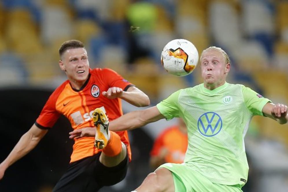 Mykola Matwijenko (l) von Schachtjor Donezk kämpft mit Wolfsburgs Xaver Schlager um den Ball.