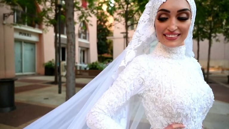 Sekunden vor der Katastrophe: Diese junge Braut wurde in Beirut beim Posieren von der Druckwelle der heftigen Explosion erfasst.