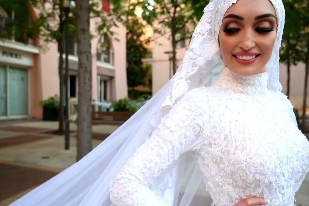 Sekunden vor der Katastrophe: Diese junge Braut wurde in Beirut beim Posieren von der Druckwelle der heftigen Explosion erfasst.