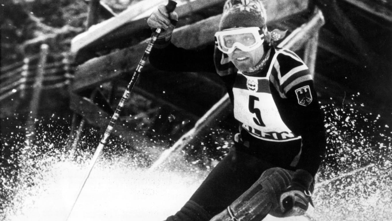 Rosi Mittermaier fährt am 11. Februar 1976 bei den Olympischen Winterspielen von Innsbruck im Spezialslalom auf der Axamer Lizum einer Goldmedaille entgegen. Mit insgesamt zweimal Gold und einmal Silber wird sie bei den Spielen die erfolgreichste deutsche Olympiateilnehmerin und gleichzeitig die erfolgreichste Skirennläuferin der Spiele.