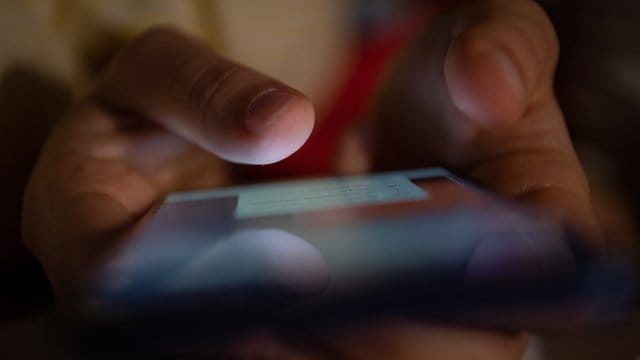 "Wenn wir sicherstellen wollen, dass die Menschen die Vorteile des Internets nutzen können, müssen wir Geräte erschwinglicher machen", sagt Teddy Woodhouse, Forschungsdirektor der Web-Stiftung. "Wenn wir sicherstellen wollen, dass die Menschen die Vorteile des Internets nutzen können, müssen wir Geräte erschwinglicher machen", sagt Teddy Woodhouse, Forschungsdirektor der Web-Stiftung.