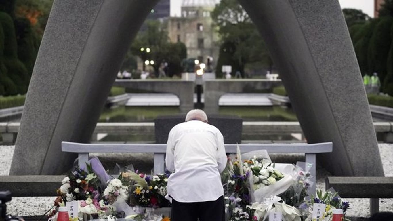 Ein Mann betet vor dem Kenotaph in Hiroshima am 75.