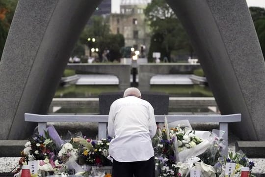 Ein Mann betet vor dem Kenotaph in Hiroshima am 75.
