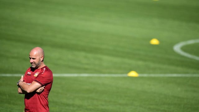 Leverkusens Coach Peter Bosz beobachtet das Training seiner Mannschaft.