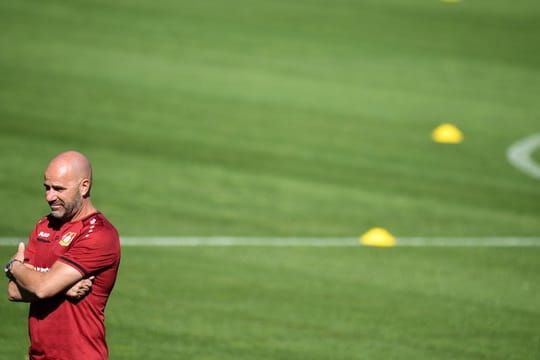 Leverkusens Coach Peter Bosz beobachtet das Training seiner Mannschaft.