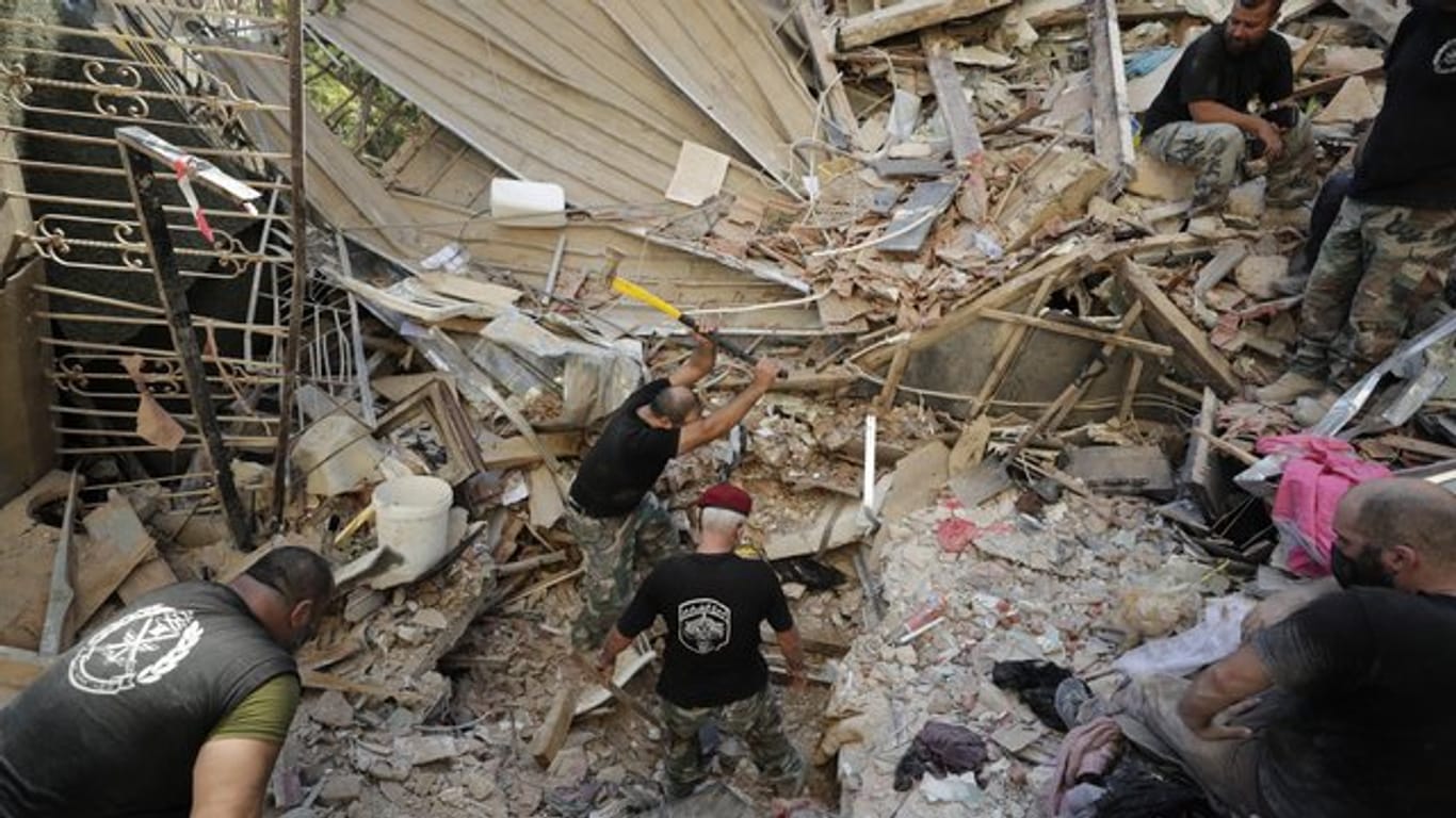 Soldaten suchen nach der Explosion in den Trümmern nach Überlebenden.