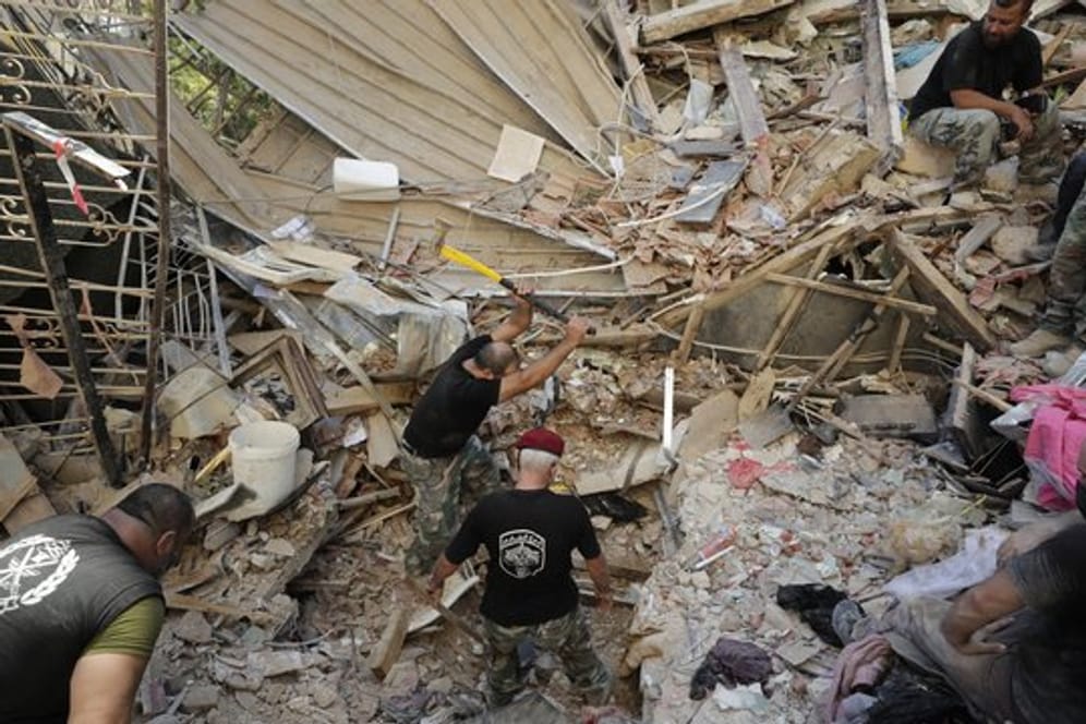 Soldaten suchen nach der Explosion in den Trümmern nach Überlebenden.