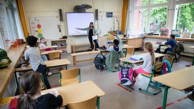 Lehrerin Annegret Philipp unterrichtet eine 4. Klasse der Grundschule Wielandstraße.