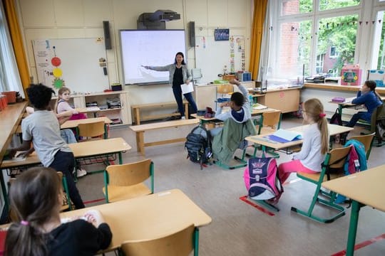 Lehrerin Annegret Philipp unterrichtet eine 4. Klasse der Grundschule Wielandstraße.