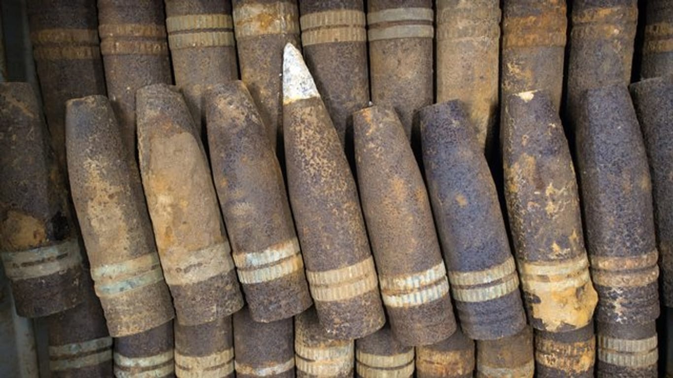 Granaten liegen in einem Bunker des Kampfmittelbeseitigungsdienstes (Symbolbild). In einem Fluss bei Leipzig wird alte Munition vermutet.
