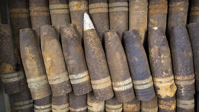 Granaten liegen in einem Bunker des Kampfmittelbeseitigungsdienstes (Symbolbild). In einem Fluss bei Leipzig wird alte Munition vermutet. Granaten liegen in einem Bunker des Kampfmittelbeseitigungsdienstes (Symbolbild). In einem Fluss bei Leipzig wird alte Munition vermutet.