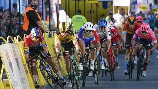 Stürzte bei der Polen-Rundfahrt schwer: Fabio Jakobsen (l).