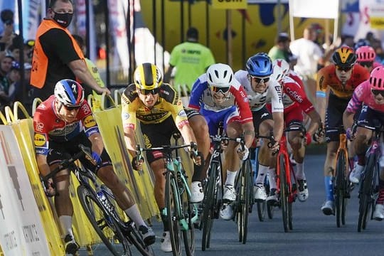 Stürzte bei der Polen-Rundfahrt schwer: Fabio Jakobsen (l).