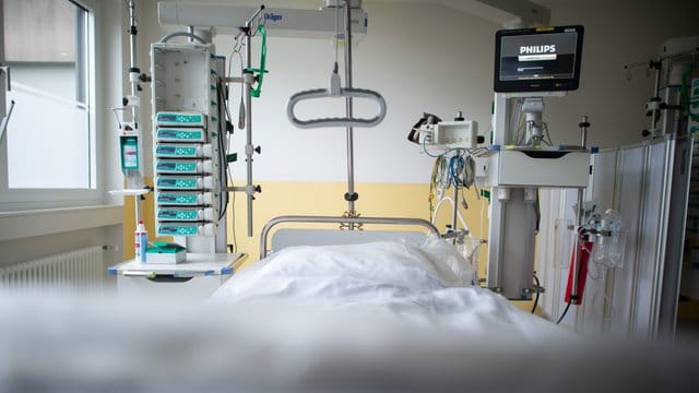 Ein leeres Bett in der Intensivstation einer Klinik.
