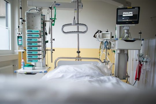 Ein leeres Bett in der Intensivstation einer Klinik.