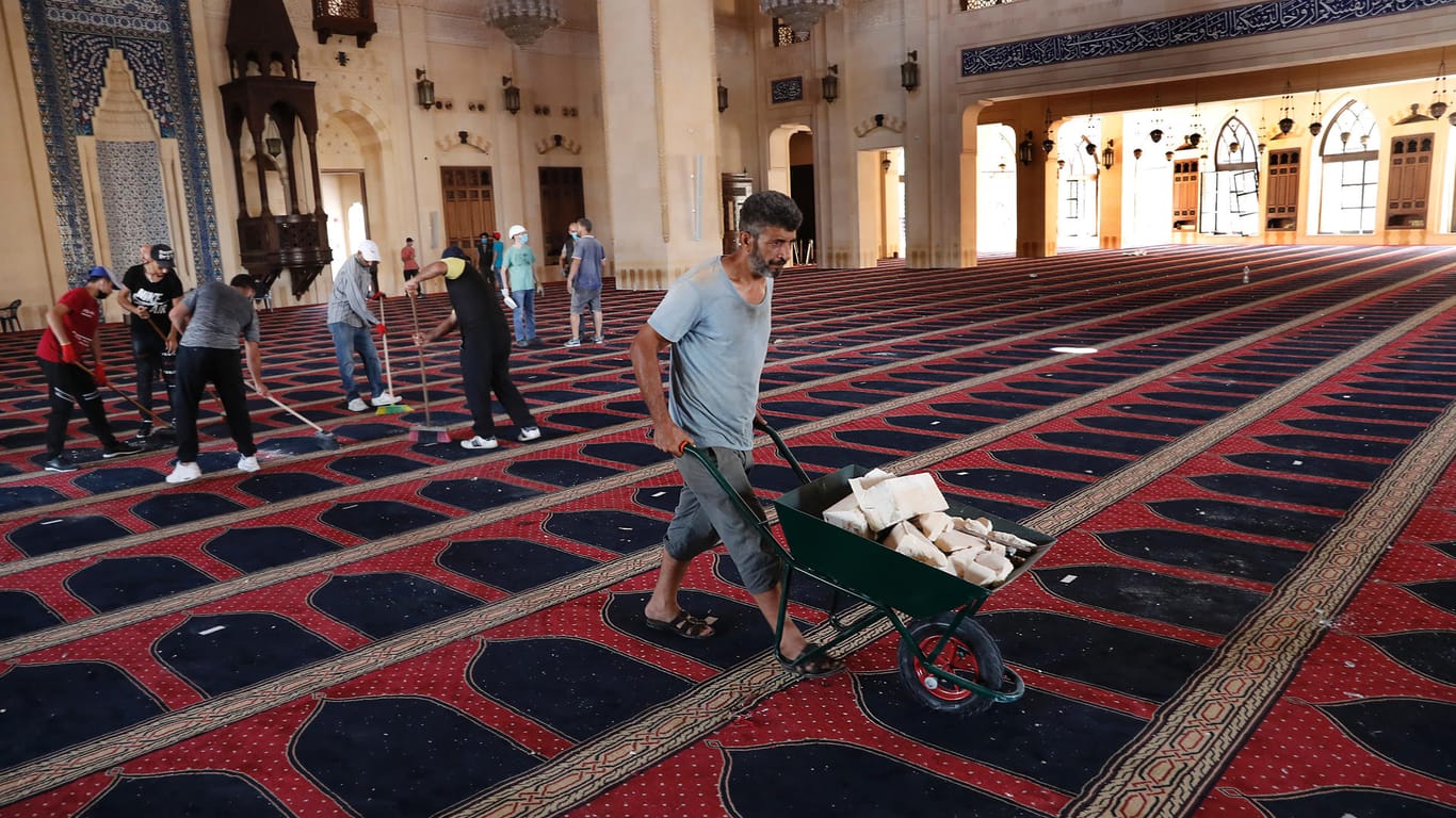Menschen beseitigen Schutt in einer Moschee in Beirut: Die Pilzwolke war bis nach Zypern zu sehen.