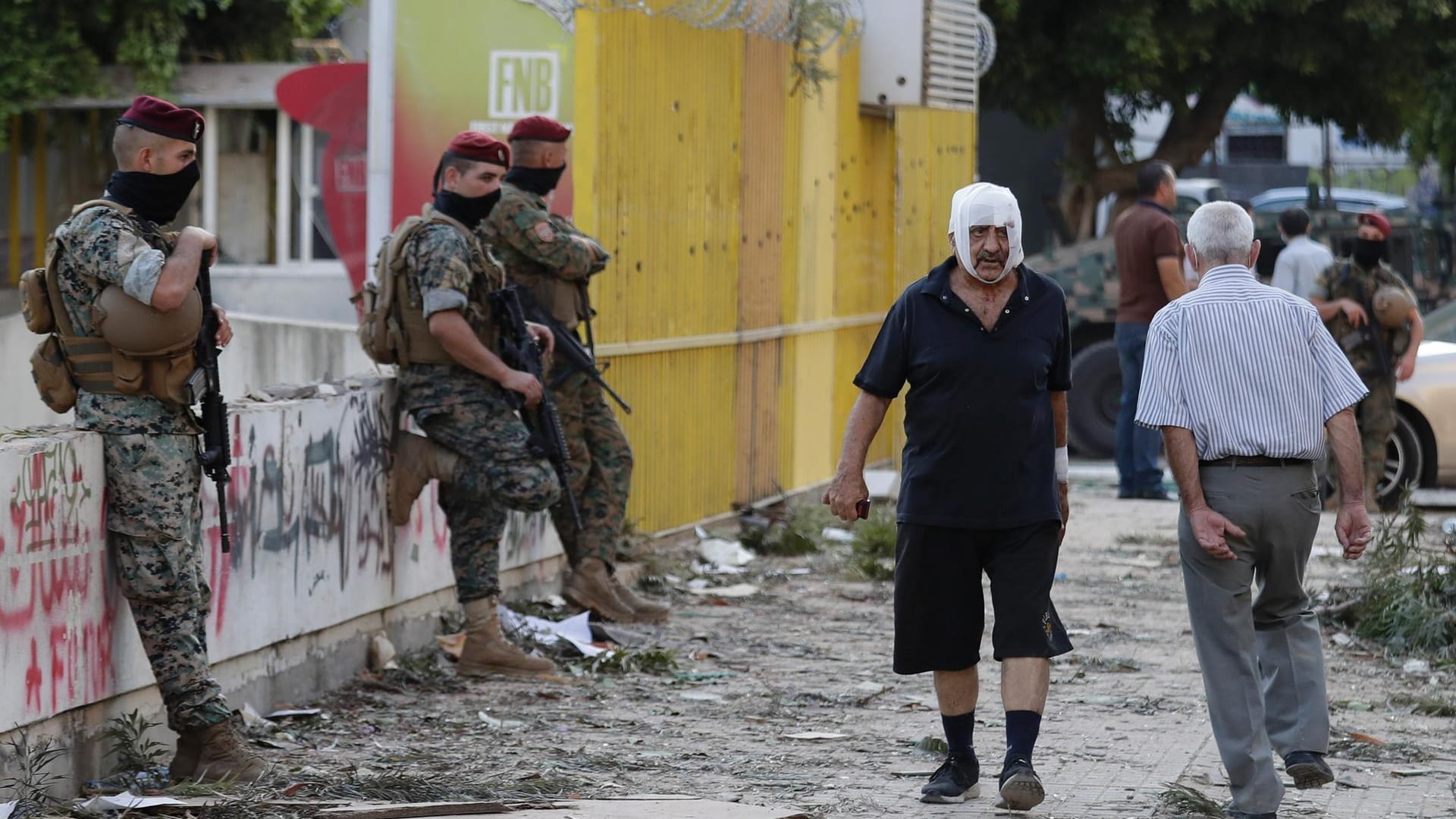 Ein Verletzter läuft durch die Straßen Beiruts: Ursache für die Explosion war offenbar Ammoniumnitrat, das ohne Vorsichtsmaßnahmen gelagert worden war.