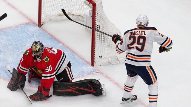 Auch zwei Treffer von Leon Draisaitl konnten die Oilers-PLeite gegen Chicago nicht verhindern. Auch zwei Treffer von Leon Draisaitl konnten die Oilers-PLeite gegen Chicago nicht verhindern.