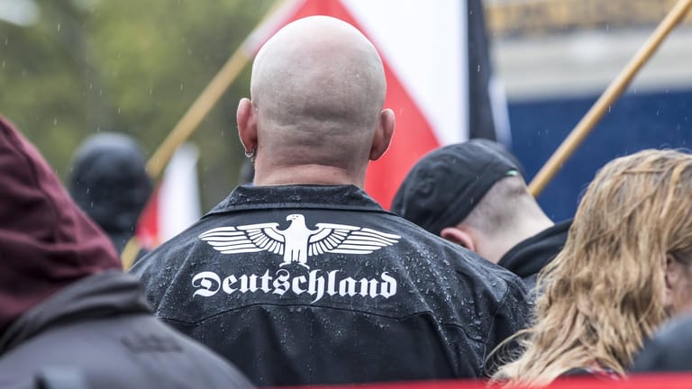 Ein Mann bei einer Demonstration der Partei "Die Rechte": Rechtsextremismus ist in Deutschland noch immer existent.